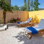 3 Bedroom Beautiful In Bacina