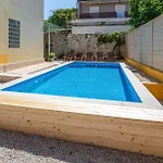 3 Bedroom Beautiful Apartment In Bacina Διαμέρισμα *