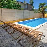 3 Bedroom Beautiful Apartment In Bacina