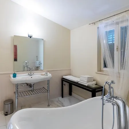 3 Bedroom Pet Friendly In *
